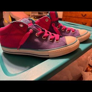 Chuck Taylor converse is youth size 8 fuchsia/teal